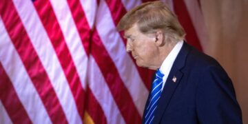 El expresidente Donald Trump habla a seguidores en evento de campaña en Mar-a-Lago, Palm Beach, Florida, el 5 de marzo de 2024. Foto: EFE/EPA/Cristobal Herrera-Ulashkevich.