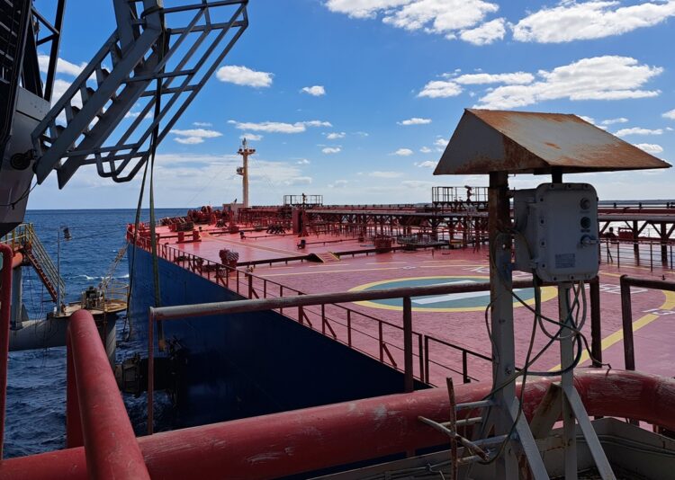 Buque con 90 mil toneladas de petróleo procedente de Rusia, en la base de Supertanqueros de Matanzas. Foto: X/Ministerio de Energía y Minas.