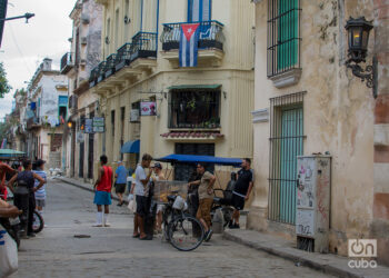 Personas en una calle de La Habana. Foto: Otmaro Rodríguez.