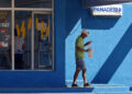 Un hombre compra pan en una panadería, el 26 de febrero de 2024, en La Habana. Foto: Ernesto Mastrascusa/EFE.