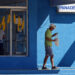 Un hombre compra pan en una panadería, el 26 de febrero de 2024, en La Habana. Foto: Ernesto Mastrascusa/EFE.