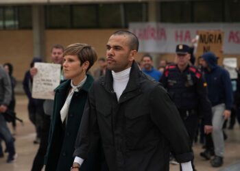Dani Alves sale de la cárcel de Barcelona acompañado de su abogada. Foto: www.rtve.es