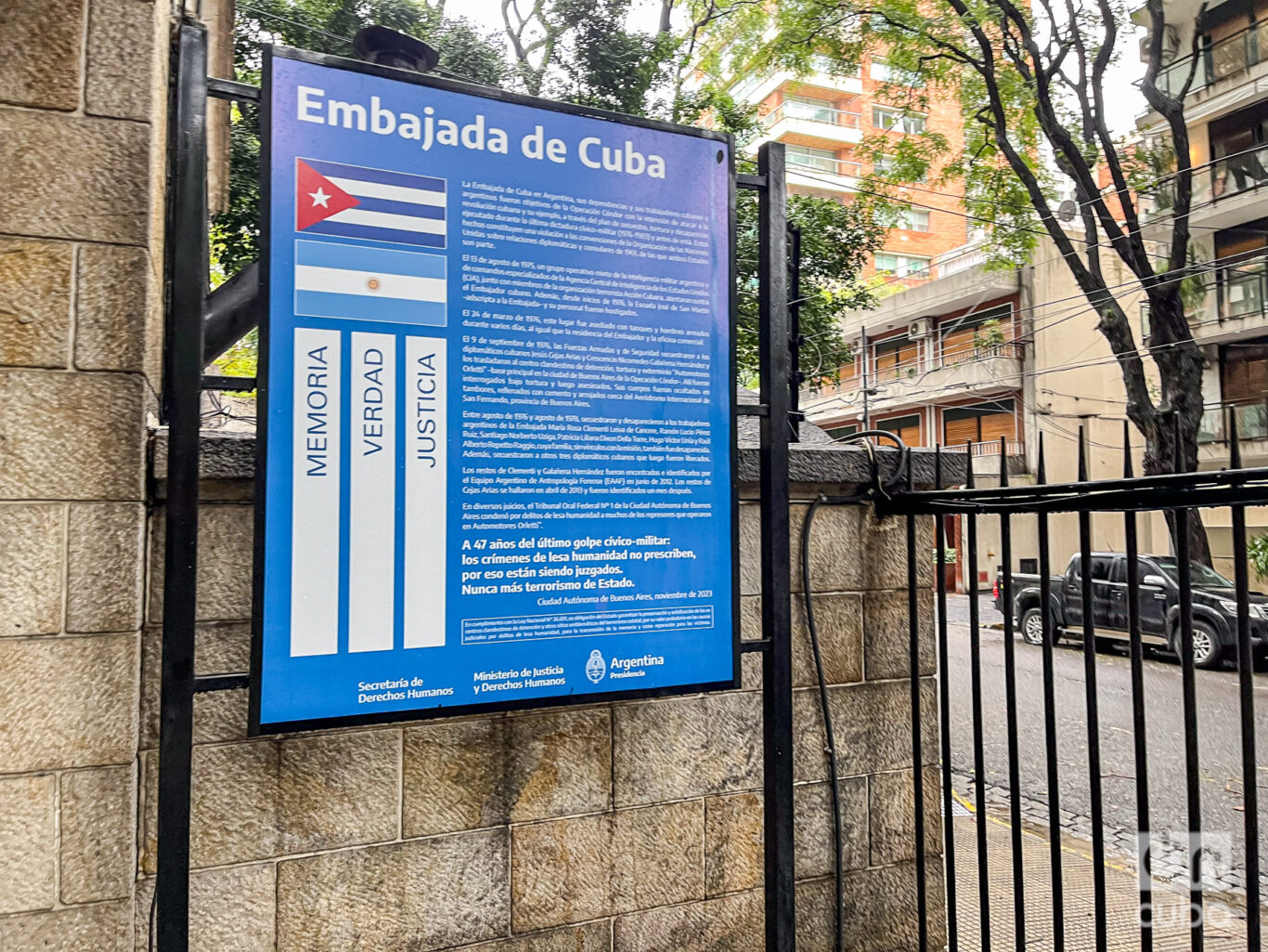 El llamado de Memoria, Verdad y Justicia a la entrada de la Embajada cubana en Buenos Aires. Foto: Kaloian.