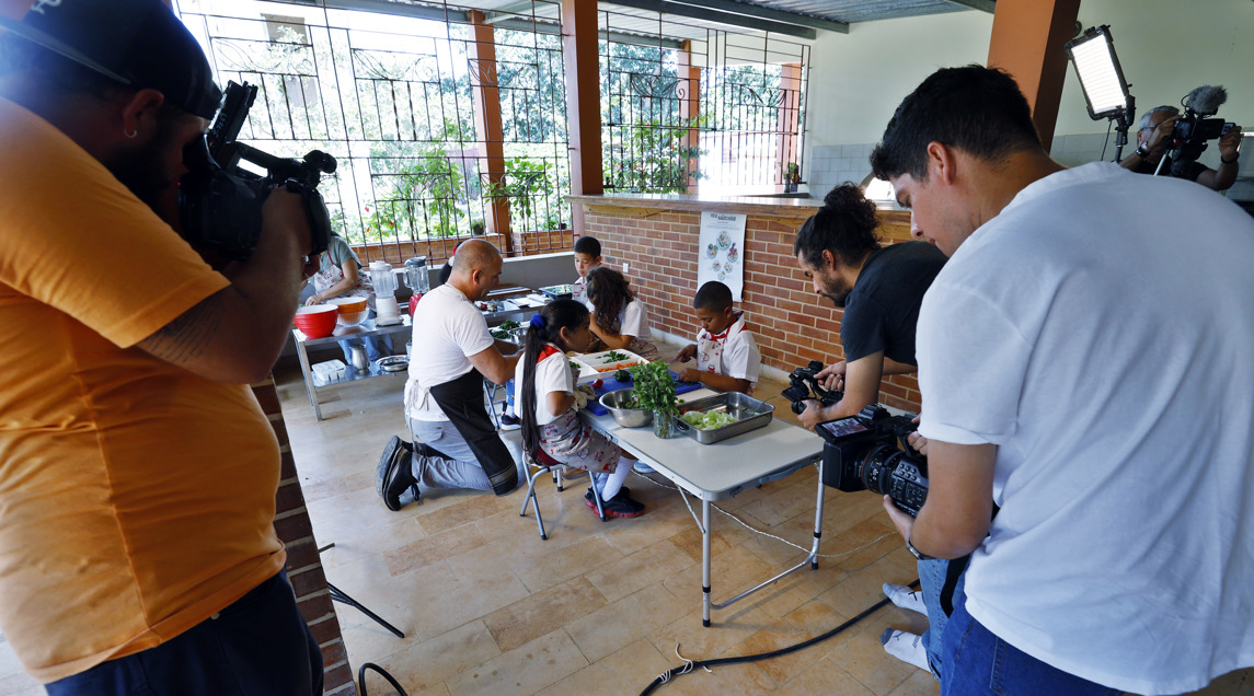 Estudiantes participan en un taller de cocina saludable en la finca de María Paco, donde además se graba un capítulo de la serie "Cocinar, un juego para todos". Foto: EFE/ Ernesto Mastrascusa.