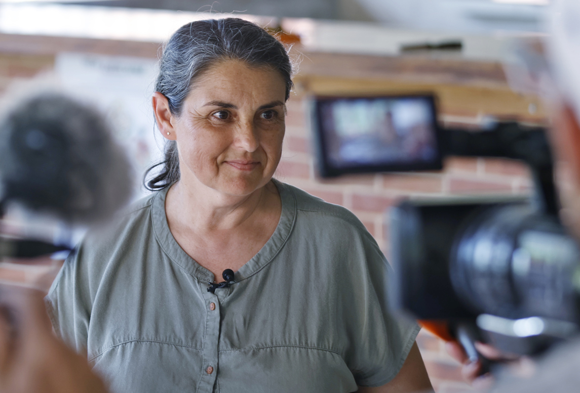 María Paco, emprendedora hispanofrancesa, durante la grabación de un capítulo de la serie "Cocinar, un juego para todos". Foto: EFE/ Ernesto Mastrascusa.