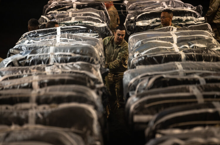 Cargamento con ayuda humanitaria para la población de Gaza. Foto: Fuerza Aérea de los Estados Unidos/EFE.