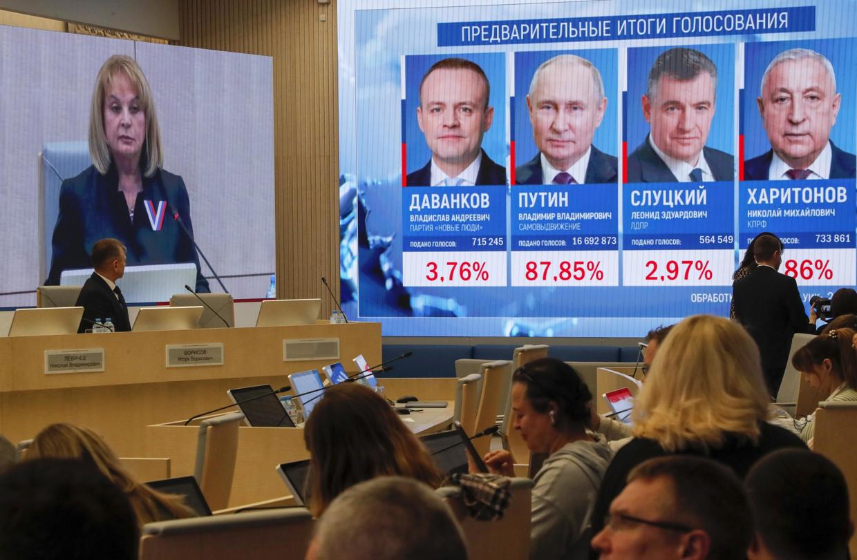 La Comisión Electoral Central (CEC) de Rusia ofrece resultados parciales, pero irreversibles, de las elecciones presidenciales rusas en Moscú el 17 de marzo de 2024. Foto: Maxim Shipenkov / EFE.