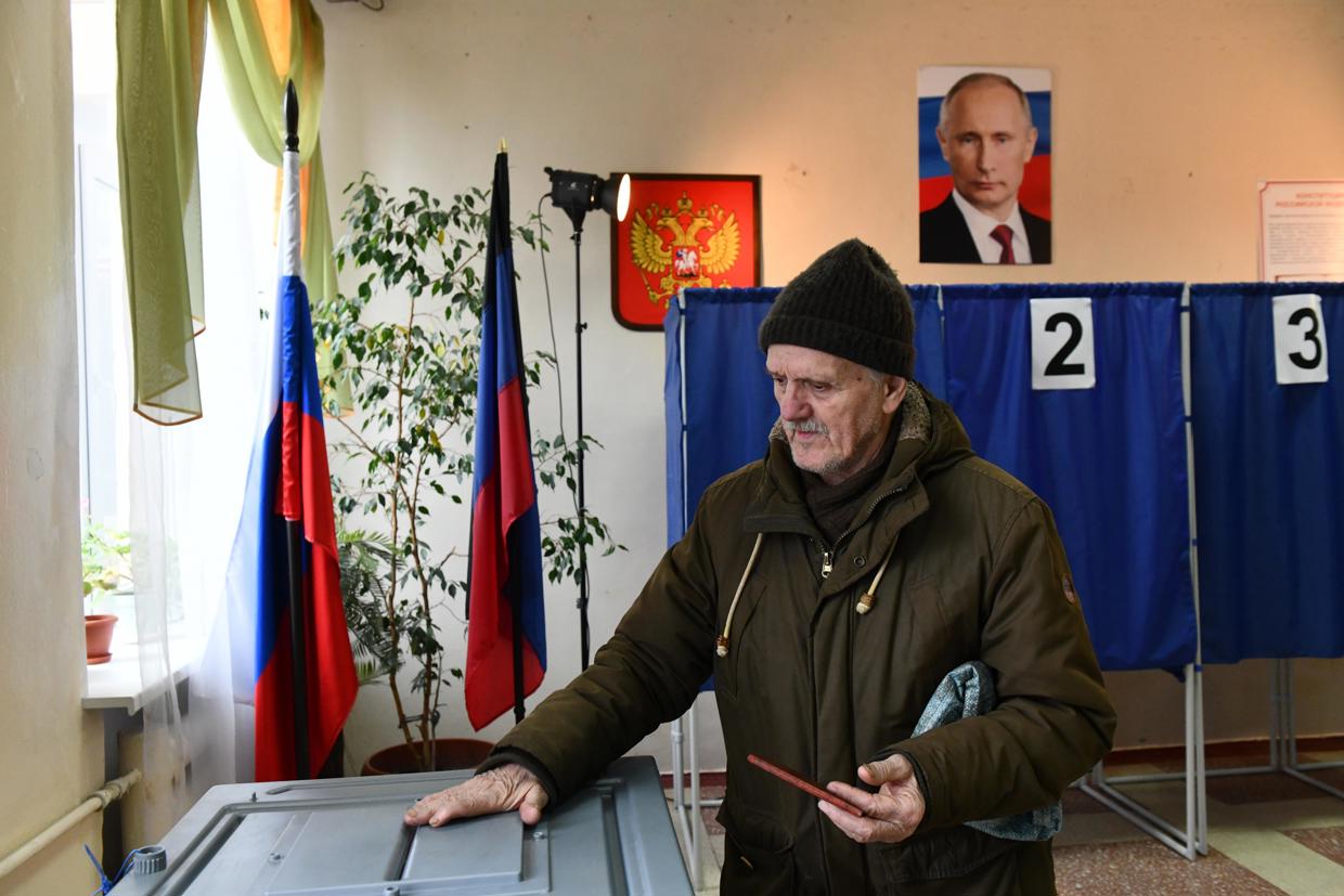 Un hombre emite su voto durante las elecciones presidenciales en Donetsk, en un territorio separatista de Ucrania, el 17 de marzo de 2024. Foto: Striger / EFE.