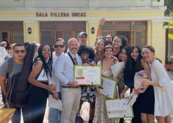 Algunos de los premiados con los Caricato 2023 en la Sala Villena, de la Uneac. Foto: Cubaescena.