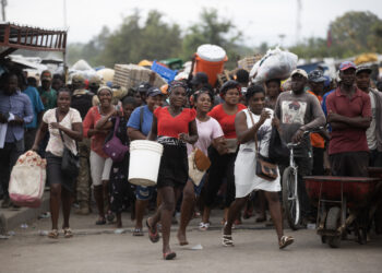 Haitianos cruzan la frontera desde Oaunaminthe (Haití) para abastecerse de productos, principalmente alimentos, en el Mercado Binacional en Dajabón (República Dominicana). Foto: Orlando Barría/EFE.