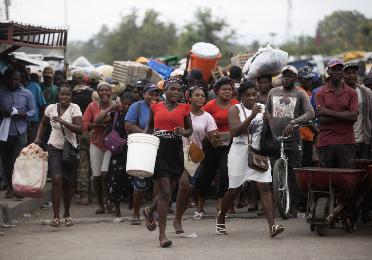 Haitianos cruzan la frontera desde Oaunaminthe (Haití) para abastecerse de productos, principalmente alimentos, en el Mercado Binacional en Dajabón (República Dominicana). Foto: Orlando Barría/EFE.