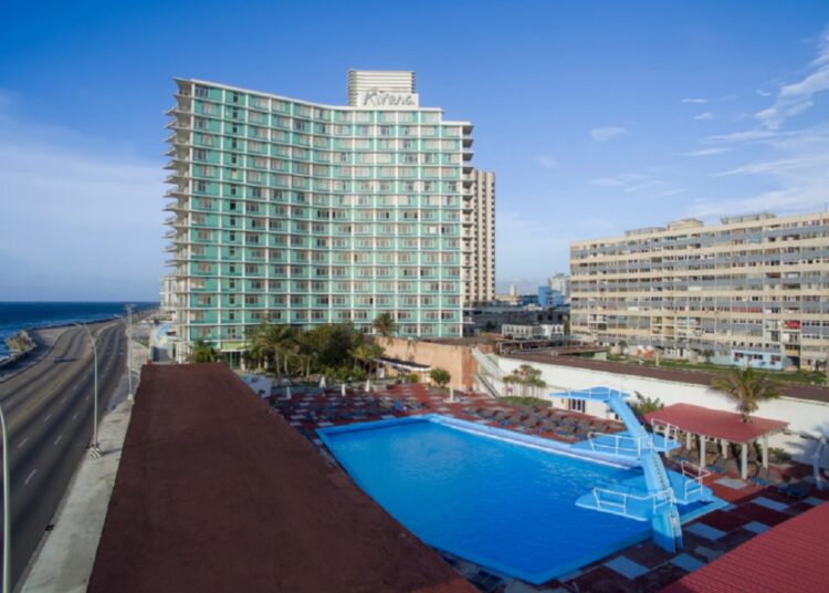 Foto de archivo del Hotel Riviera de La Habana, con su piscina en primer plano. Foto: ibercuba.com / Archivo.