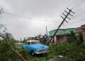Un auto antiguo pasa por los escombros causados ​​por el huracán Ian en Pinar del Río, Cuba, el 27 de septiembre de 2022. REUTERS/Alexandre Meneghini.
