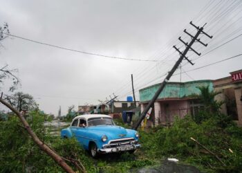 Un auto antiguo pasa por los escombros causados ​​por el huracán Ian en Pinar del Río, Cuba, el 27 de septiembre de 2022. REUTERS/Alexandre Meneghini.