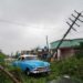 Un auto pasa por los escombros causados ​​por el huracán Ian en Pinar del Río, en septiembre de 2022. Foto: Alexandre Meneghini / Reuters / Archivo.