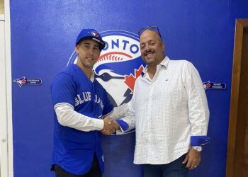 El receptor camagüeyano Luis Gómez (izq), luego de firmar con los Azulejos de Toronto. Foto: Tomada del perfil de Facebook de Francys Romero.