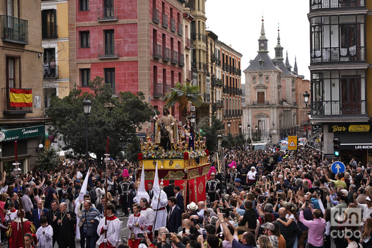 Miles de personas festejan el paso de la procesión La Borriquita durante el Domingo de Ramos, en Madrid. Foto: Alejandro Ernesto.
