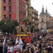 Miles de personas festejan el paso de la procesión La Borriquita durante el Domingo de Ramos, en Madrid. Foto: Alejandro Ernesto.