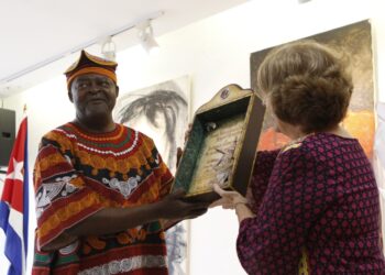Boniface Ofongo recibe el Premio Internacional Raquel Revuelta de manos de la presidenta de la Uneac, Marta Bonet. Foto: Facebook/Uneac.