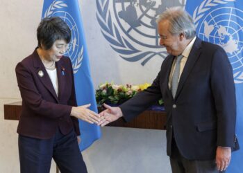 La ministra de Exteriores de Papón, Yoko Kamikawa saluda al Secretario General de la ONU este 18 de marzo. Kamikawa está de visita en Nueva York , donde presidió la Reunión Ministerial del Consejo de Seguridad de las Naciones Unidas (CSNU) sobre “Desarme Nuclear y No Proliferación”. Foto: SARAH YENESEL/EFE/EPA.