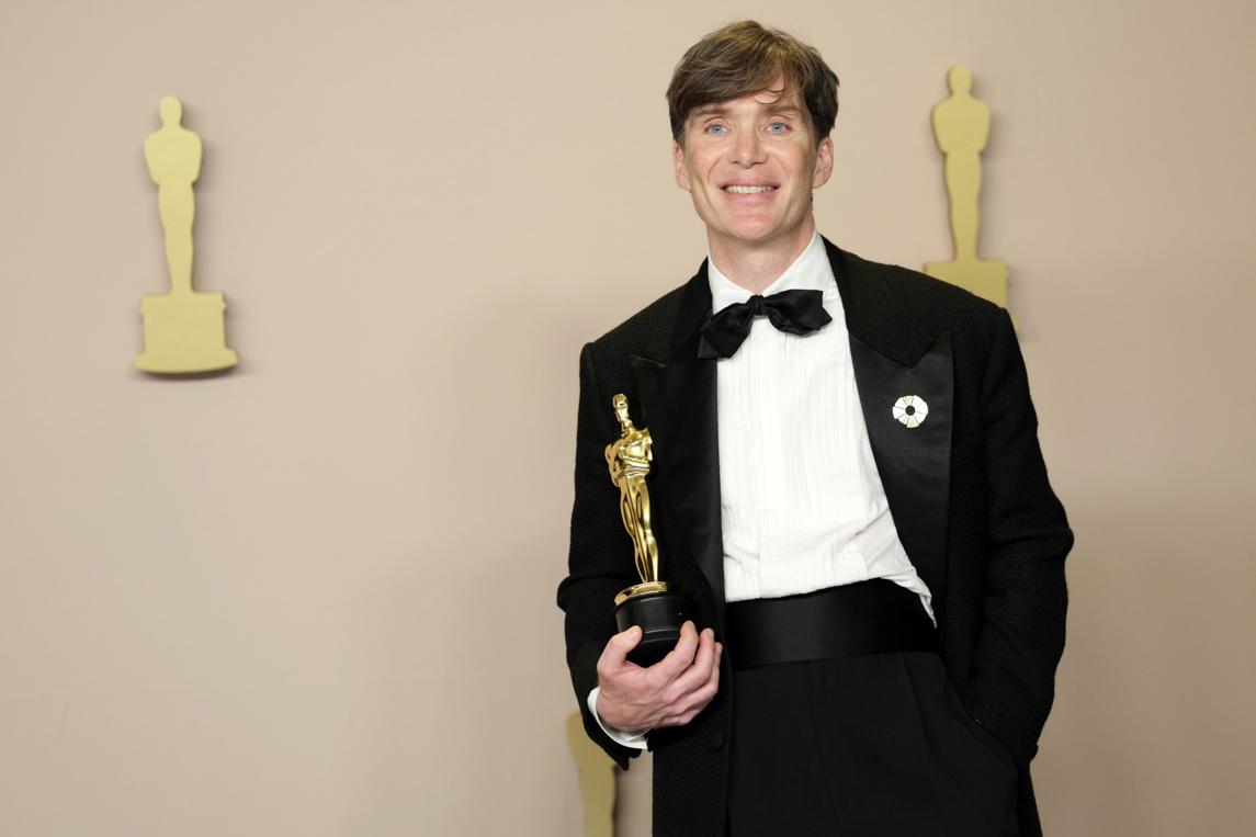 Cillian Murphy, Mejor Actor Protagónico por 'Oppenheimer,' posa con su primer Oscar en la sala de prensa en la 96ta edición de los premios. Dolby Theatre, Hollywood, Los Angeles. Foto: EFE/EPA/Allison Dinner. 