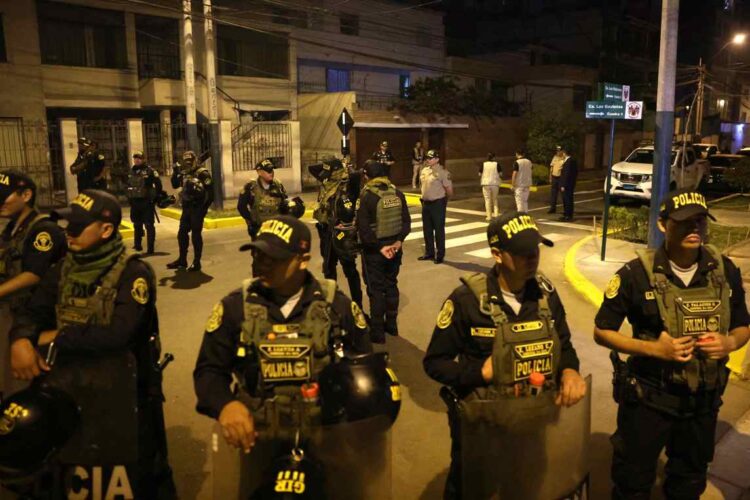 La casa de la presidenta de Perú, Dina Boluarte, fue allanada cerca de la medianoche de este viernes. Foto: Julio Melendrez/EFE.