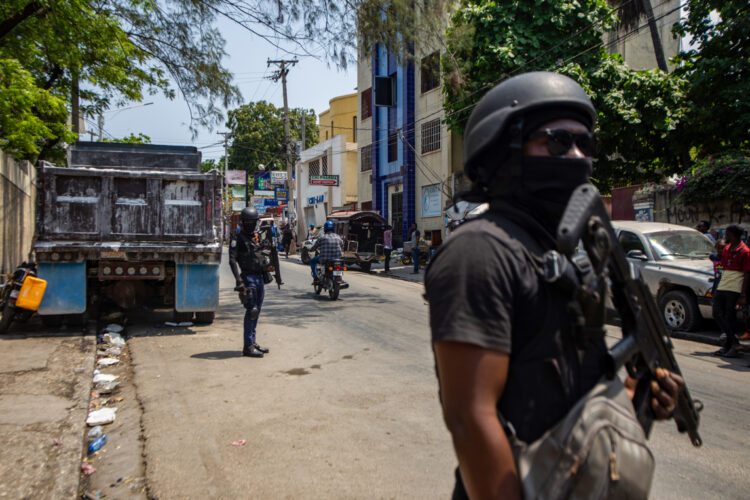 Policías patrullan este miércoles las calles de Puerto Príncipe (Haití). Foto: Mentor David Lorens/EFE.