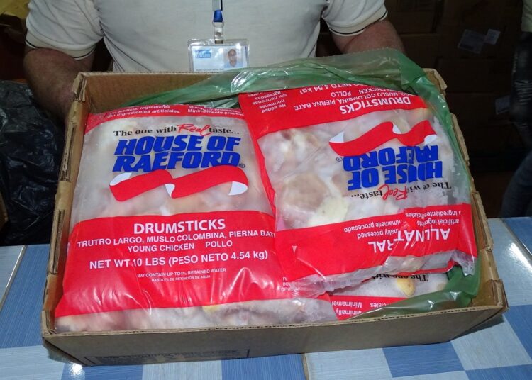 Paquetes de pollo importado desde Estados Unidos. Foto: Cubacute / Facebook / Archivo.