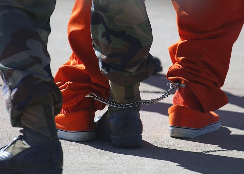 Las medidas de seguridad a la llegada a Guantánamo eran extremas. Los detenidos iban esposados de pies y manos, con manos, ojos, oídos y boca cubiertos, y custodiados constantemente por más de un soldado. Foto: Jeremy T. Lock / USAF.