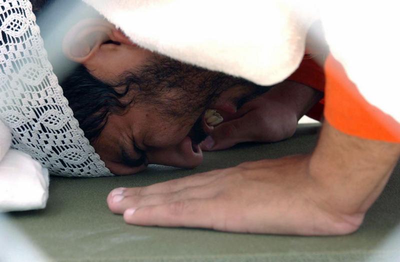 Los prisioneros pasaban gran parte de su tiempo rezando, como Yasser Esam Hamdi, el segundo estadounidense capturado tras los atentados del 11-S.

