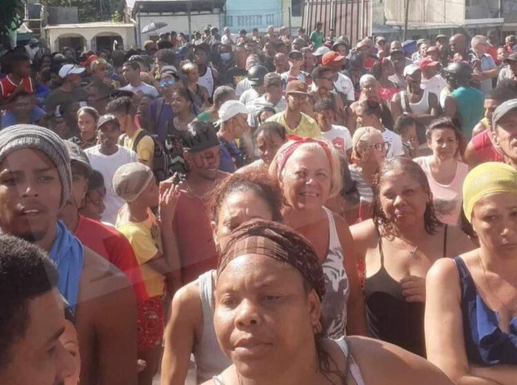 Protesta popular en Santiago de Cuba. Foto: Perfil de Facebook de Yosmany Mayeta.
