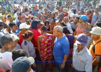 La primera secretaria del PCC en Santiago de Cuba habla a los manifestantes, domingo 17 de marzo. Foto: Aris Arias Batalla/Facebook.