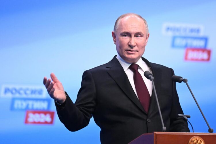 El presidente ruso, Vladimir Putin, habla a los medios de comunicación en su sede de campaña en Moscú, tras el cierre de la jornada electoral en la que fue reelecto para un nuevo mandato. Foto: Maxim Shipenkov / EFE.