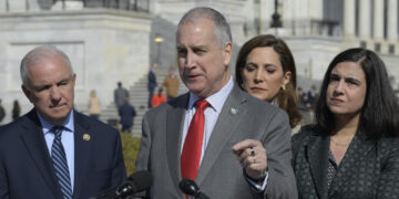 El congresista republicano por Florida, Mario Díaz-Balart (c), habla junto a sus colegas Carlos Gimenez (i), María Elvira Salazar (c) y Nicole Malliotakis (d), durante una rueda de prensa celebrada este viernes frente al Congreso en Washington, en la que pidieron al presidente Joe Biden, que mantenga a Cuba en la lista de países patrocinadores del terrorismo. Foto: Lenin Nolly / EFE.