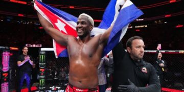 El cubano Robelis Despaigne es declarado vencedor tras su victoria frente al estadounidense Josh Parisian en apenas 18 segundos, en su debut en la UFC. Foto: UFC Español.