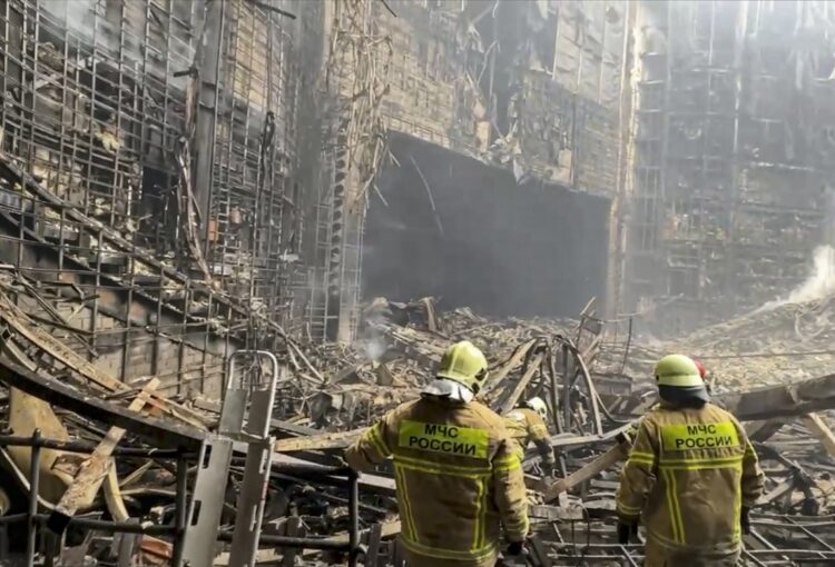 Como resultado del incendio provocado, el techo de la sala de conciertos se derrumbó y el lugar quedó totalmente destruido. Foto: Comité de Investigación ruso/EFE/EPA.