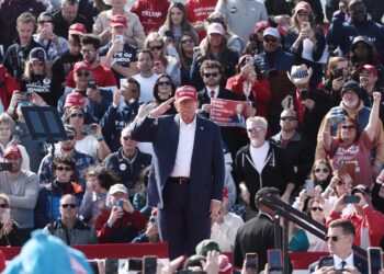 El expresidente Donald Trump saluda a los asistentes a un mitin electoral en Vandalia, Ohio, el 16 de marzo de 2024. Foto: Mark Lyons / EFE.