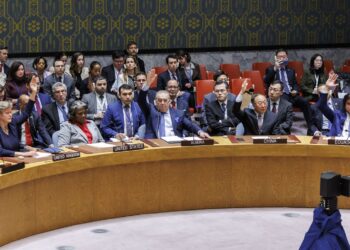 Los embajadores, excepto la embajadora de Estados Unidos Linda Thomas-Greenfield,  levantan la mano para votar a favor de la resolución que pide un alto el fuego inmediato en Gaza. Foto: EFE/SARAH YENESEL
