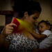 Una madre echa aire a su hija durante un apagón en Cuba. Foto: Otmaro Rodríguez / Archivo.