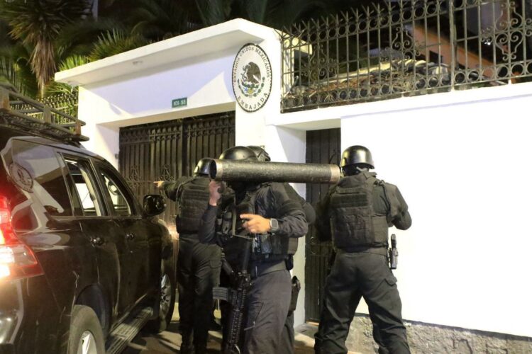 Asalto a la embajada mexicana en Quito. Foto: AFP.