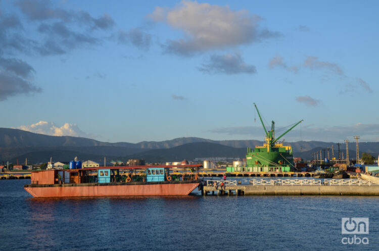 El puerto de Santiago de Cuba. Foto: Kaloian.