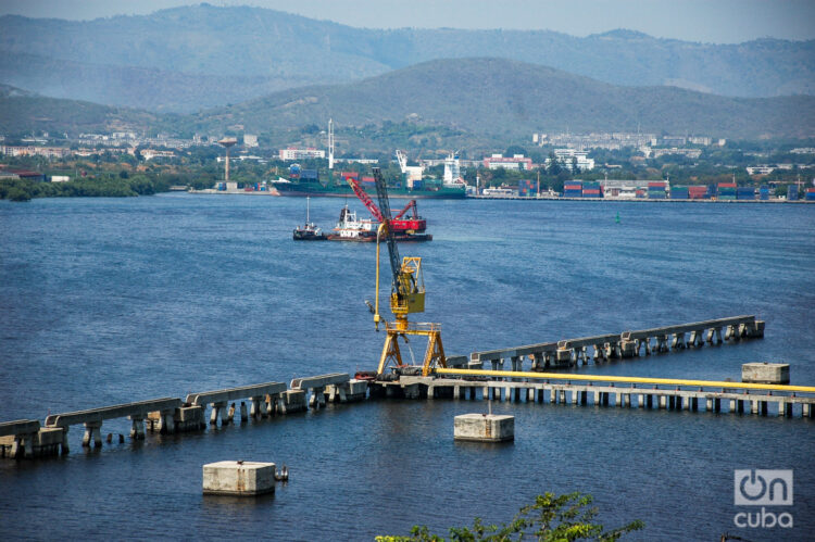 Vista de la zona industrial enclavada en la bahía de Santiago de Cuba. Foto: Kaloian.