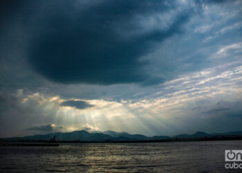 La luz se filtra entre las nubes en un atardecer en la Bahía de Santiago de Cuba. Foto: Kaloian.