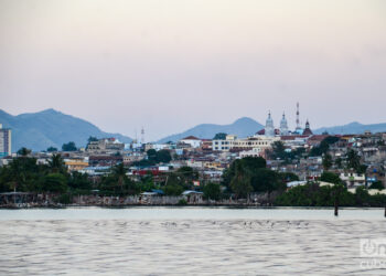 La ciudad de Santiago de Cuba vista desde la bahía. Foto: Kaloian.