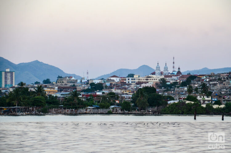 La ciudad de Santiago de Cuba vista desde la bahía. Foto: Kaloian.