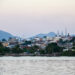 La ciudad de Santiago de Cuba vista desde la bahía. Foto: Kaloian.