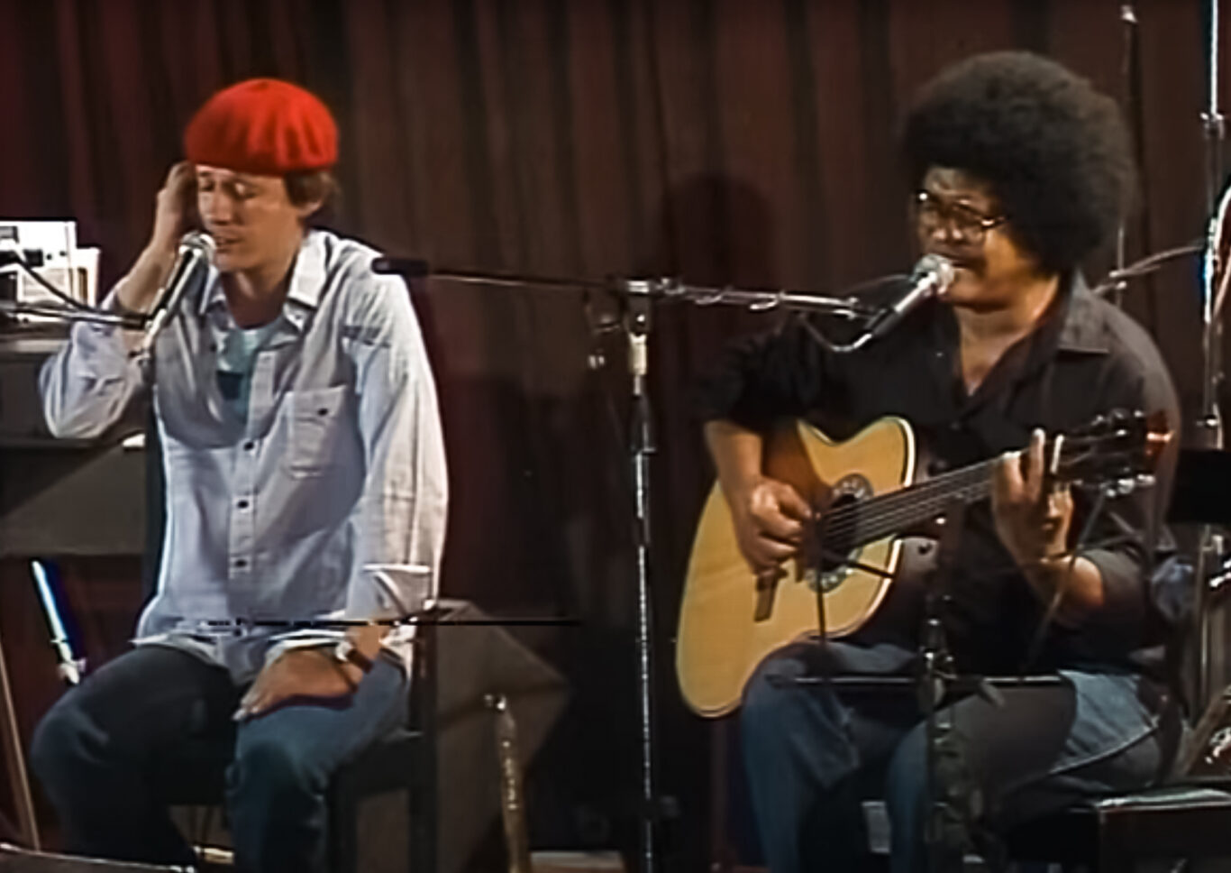 Silvio and Pablo as a duet on the stage of Obras Sanitarias. Screenshot of the concert.