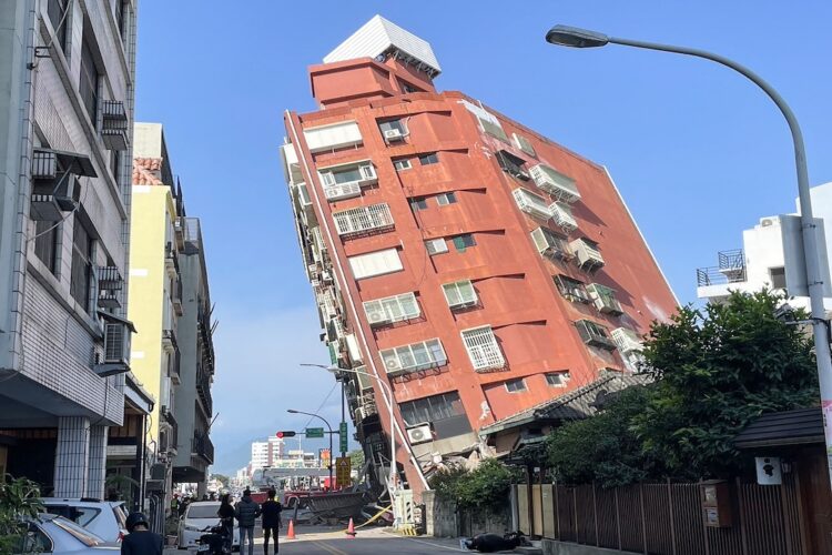 Edificio colapsado en la ciudad de Hualien como consecuencia del terremoto del 3 de abril de 2024. Foto: Taiwan's Central News Agency (CNA).