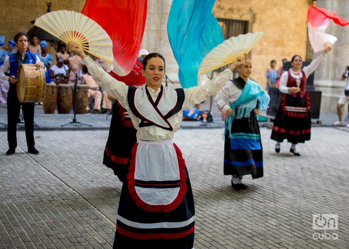 Compañía Asiart-Dance, sociedad española Monterroso y Antas de Ulla, en el Festival Internacional de Danza en Paisajes Urbanos Habana Vieja: Ciudad en Movimiento 2024. Foto: Otmaro Rodríguez.