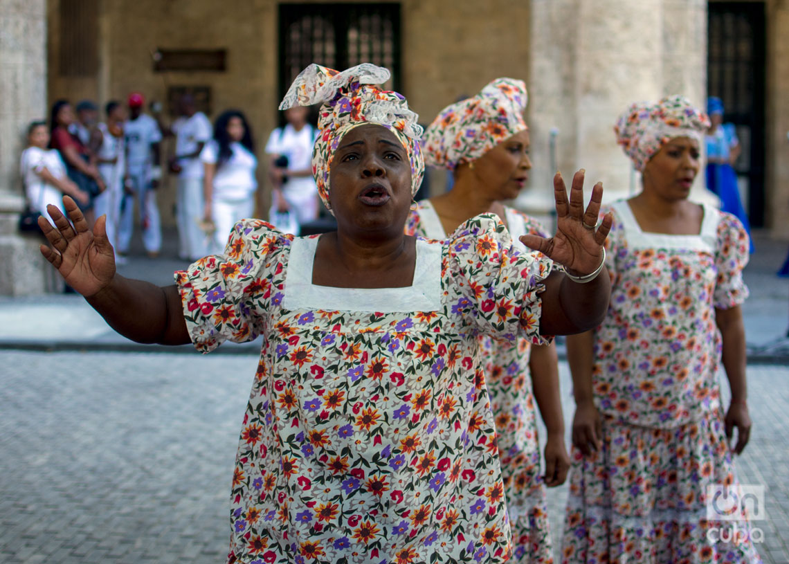 Compañía de Danzas Tradicionales JJ, en el Festival Internacional de Danza en Paisajes Urbanos Habana Vieja: Ciudad en Movimiento 2024. Foto: Otmaro Rodríguez.
